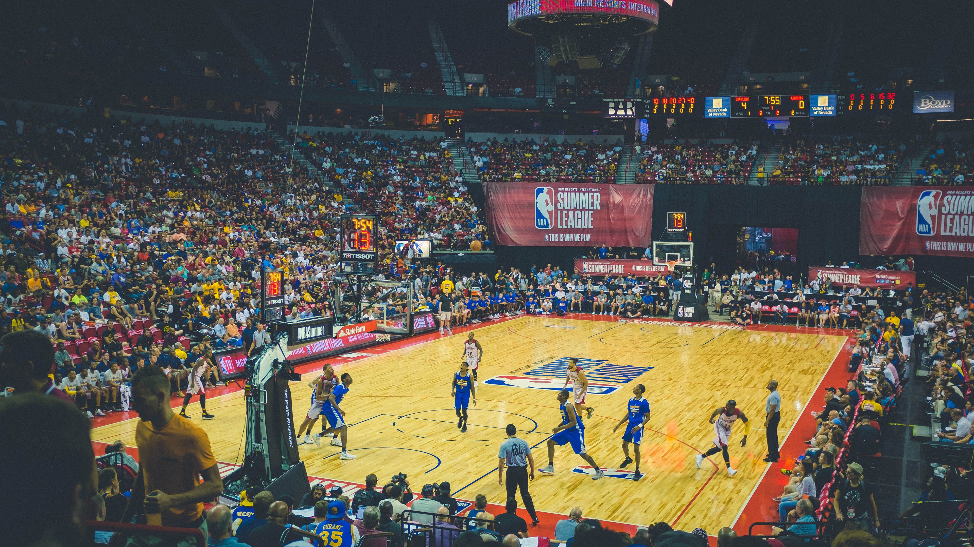 _球迷全场助威：场边欢呼声此起彼伏_，球场球迷喊的什么